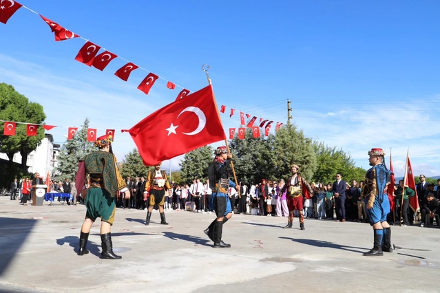 Karpuzlu'da Cumhuriyet'in 103'üncü yıl dönümü gösteriler ve geçit töreniyle kutlandı