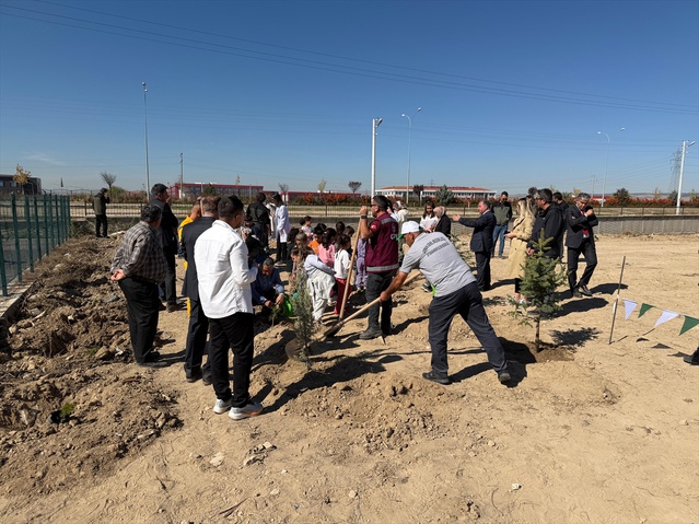 Afyonkarahisar'da öğrenciler 200 fidanı Maarifin projesiyle toprakla buluşturdu