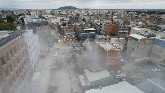 Adıyaman'da yıkım kararı verilen ağır hasarlı binaların kontrollü yıkımı sürüyor