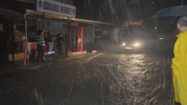 Beykoz'da fırtına yolları su altında bıraktı, elektrik direği otomobile devrildi