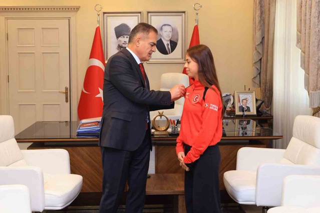 Muğla Valisi Akbıyık, Emircan Haney ve Hazal Burun'u altınla ödüllendirdi