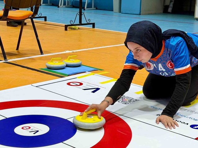 Afyonkarahisar'da floor curlingde Şimşek kulüpleri üç kategoride birinci oldu
