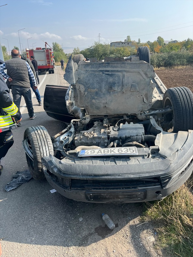 Van Gevaş'ta devrilen otomobilde sıkışan kadın kurtarıldı, 1'i çocuk 3 kişi yaralandı