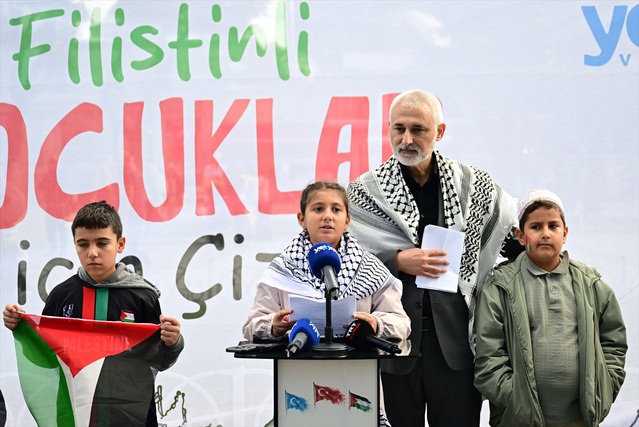Çocuklar, Filistinli akranları için Sultanahmet'te resim çizdi