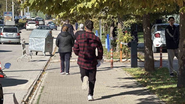 Eskişehir'de KPSS Ön Lisans adayları Odunpazarı'nda trafikte araçlarından inip koştu