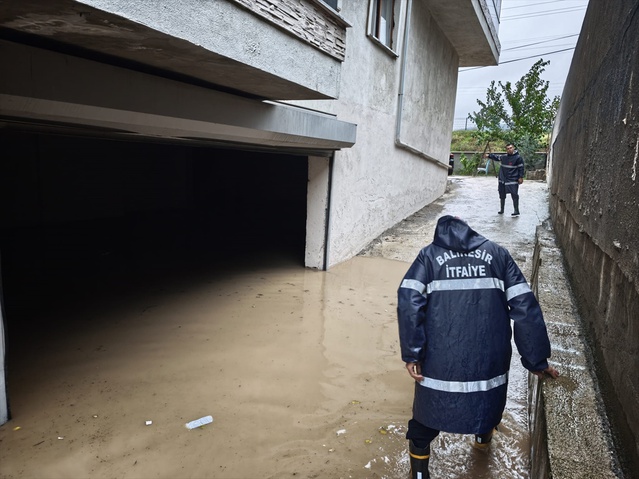 Balıkesir Susurluk'ta sağanak su birikintileri oluşturdu, ekipler tahliyeye başladı