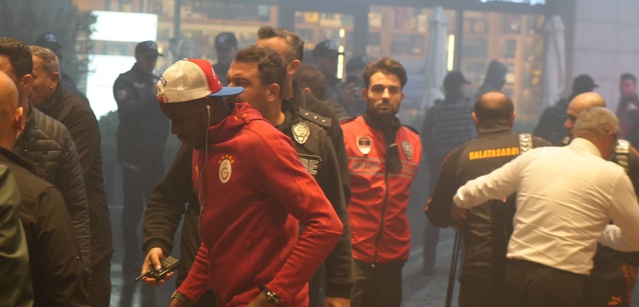 Galatasaray Gençlerbirliği maçı için Ankara'ya geldi, Okan Buruk formaları imzaladı