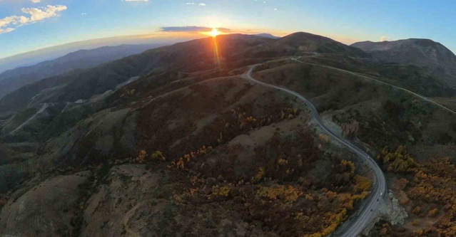 Erzurum-Bayburt arasındaki Kop Dağı Geçidi sonbahar renkleriyle dronla görüntülendi