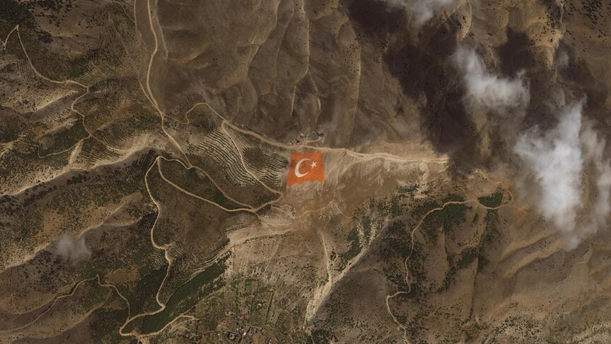 GÖKTÜRK-1 uydusundan Anadolu'daki dağlara işlenen Türk bayrakları ve Atatürk portresi görüntülendi