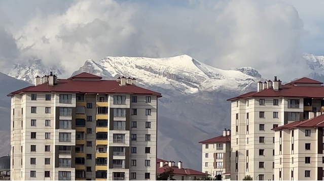 Hakkari Yüksekova'da soğuk hava yerini kara bıraktı, Cilo Dağları beyazladı