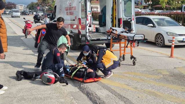 Düzce'de motosiklet sürücüsü hakimiyetini kaybedip yaralanarak hastaneye kaldırıldı