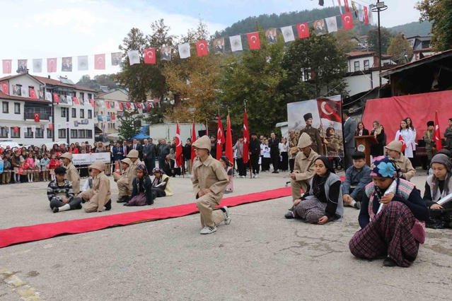 Bolu Mudurnu'da Cumhuriyet'in 103'üncü yılı öğrenci gösterileriyle kutlandı
