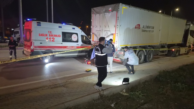 Balıkesir Bandırma'da park halindeki tıra çarpan motosiklet sürücüsü yaşamını yitirdi