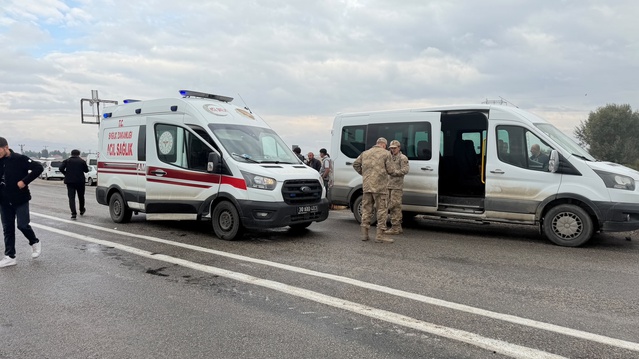 Hakkari Yüksekova'da devrilen öğrenci servisinde 12 öğrenci hafif yaralandı