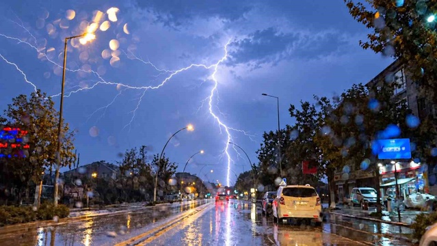 Düzce'de gök gürültülü sağanak gece başladı, hafta boyunca etkili olacak