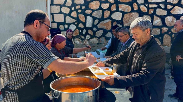 Afyonkarahisar Bolvadin Özburun'da Mutlu Kaymak vefat edenler için mevlit düzenledi