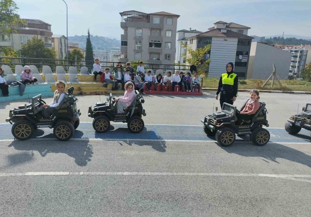 Bilecik'te 23 öğrenciye Trafik Eğitim Parkı'nda uygulamalı trafik eğitimi verildi