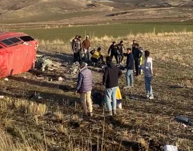 Kulu'da parke taşı işçilerini taşıyan servis devrildi, 6 kişi yaralandı