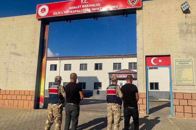 Kilis'te göçmen kaçakçılığı iddiasıyla gözaltına alınan 2 şüpheli tutuklandı
