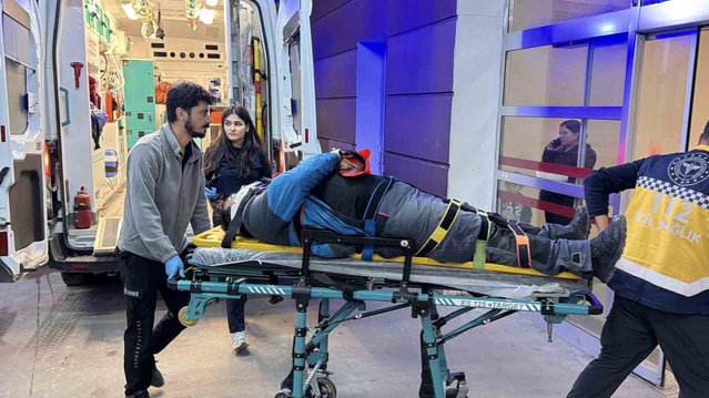 Adıyaman'da kaygan yolda devrilen motosikletin sürücüsü yaralandı