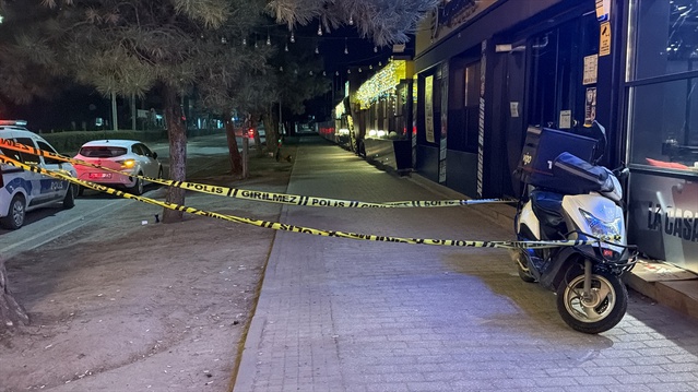 Eskişehir Tepebaşı'nda tartıştığı kişiyi bıçakla yaralayan 2 şüpheli kaçtı