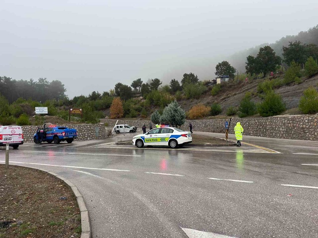 Çanakkale Ayvacık'ta kontrolden çıkan hafif ticari araç takla attı, sürücü yaralandı