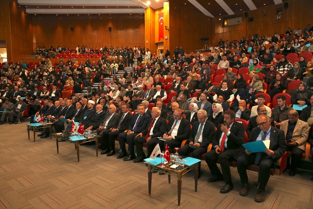 Erzurum'da aile sempozyumunda Vali Aydın Baruş dijital tehditlere dikkat çekti