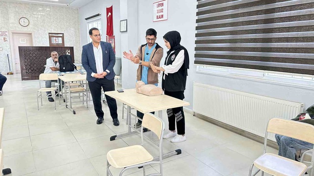 Mardin Midyat'ta belediye yemekhanesinde Heimlich manevrası eğitimi verildi