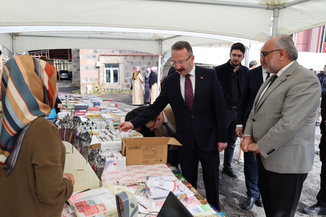 Ardahan'da Gazze için kurulan kermesi Vali Yamlı gezdi, gelir Gazze'ye ulaştırılacak