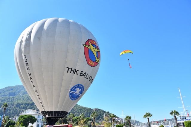 İyilik Var bayrağı Fethiye'de 26. festivalde yamaç paraşütüyle dalgalandı