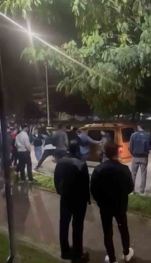 Bursa Yıldırım'da gençler arasındaki tartışma parkta kavgaya dönüşüp kameraya yansıdı