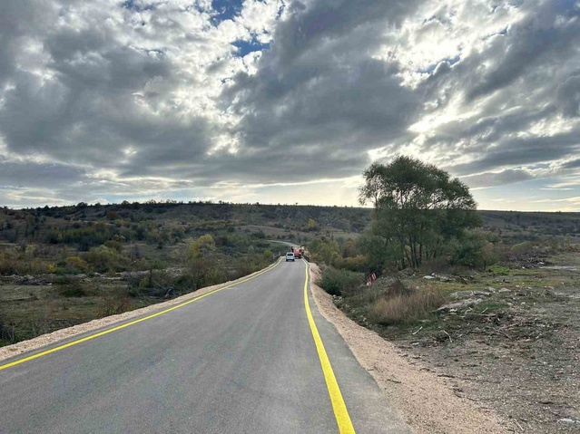 Bolu İl Özel İdaresi, Merkez'de 15 bin 200 metrelik köy yolu bakımını sürdürüyor