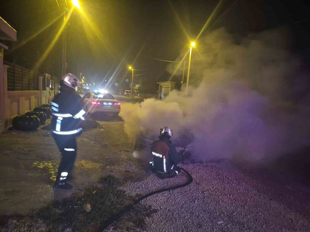 Mardin Kızıltepe'de park halindeki araçta çıkan yangın söndürüldü, büyük hasar var