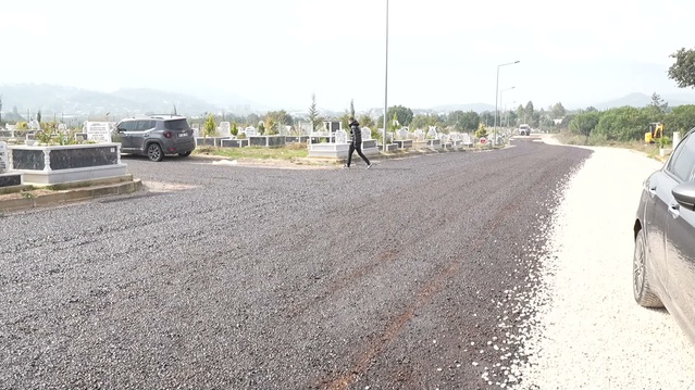 Bursa Büyükşehir Belediyesi, Kestel Erdoğanköy Kent Mezarlığı'nda 4,5 km yol yeniledi