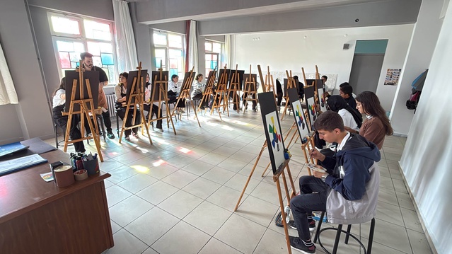 Midyat'taki Borsa İstanbul Anadolu Lisesi'nde 20 öğrenci ressam olmayı hedefliyor