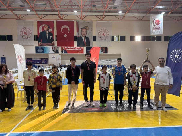 Burhaniye'de Amatör Spor Haftası satranç turnuvasına 11 ilden 114 sporcu katıldı