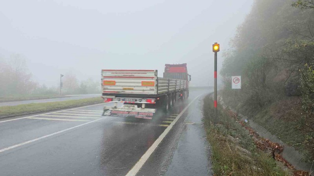 Bolu Dağı'nda sis ve yağış sürücüleri zorluyor, görüş 30 metreye kadar düştü.