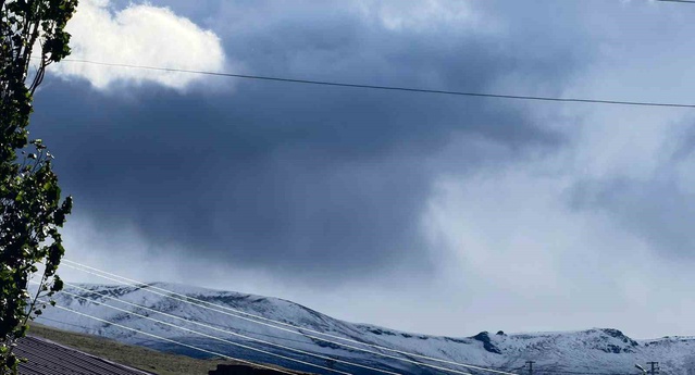 Ardahan'da yüksek kesimlere mevsimin ilk karı düştü, Kısır Dağı beyaza büründü