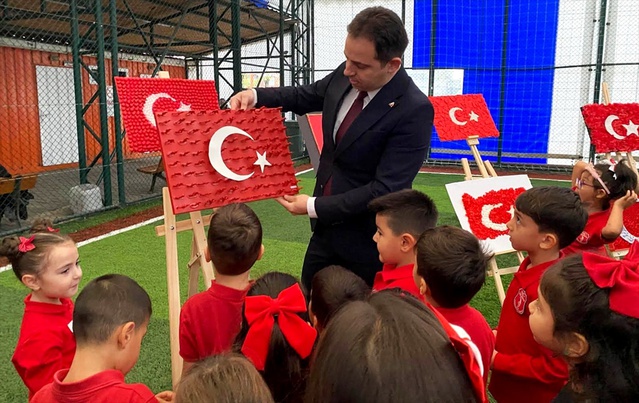 Gelibolu'da 'Çocuk Gözüyle Bayrağımız' sergisi 75. Yıl Cumhuriyet İlkokulunda açıldı