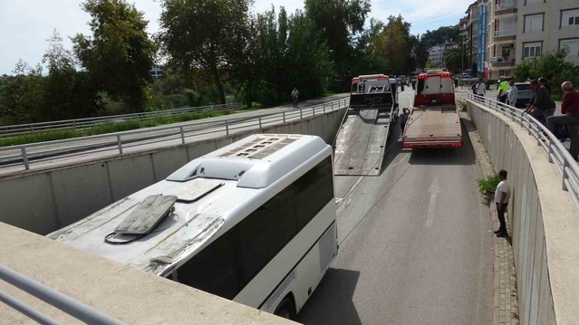 Manavgat'ta uyarıya rağmen alt geçitte sıkışan otobüs 2 vinçle 3 saatte çıkarıldı