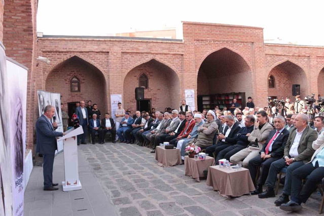 Melaye Ciziri, Cizre'deki tarihi Kırmızı Medrese'de anma programı ve panelle anıldı