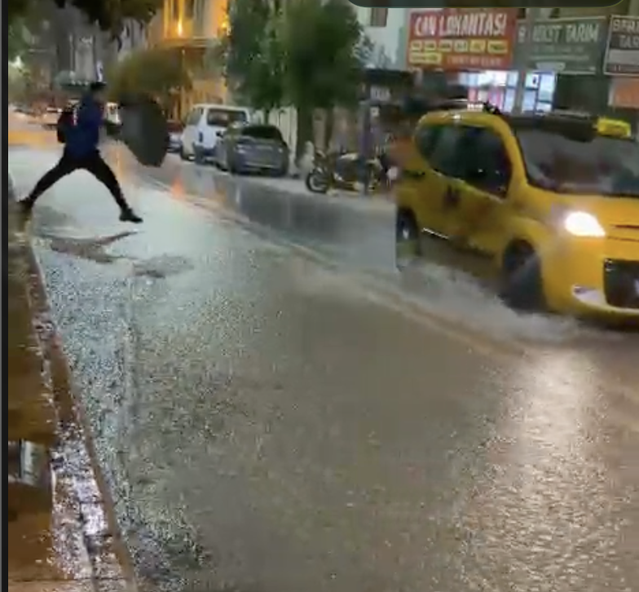 Meteoroloji uyarılarının ardından Elazığ'da sağanak, trafikte aksamaya yol açtı
