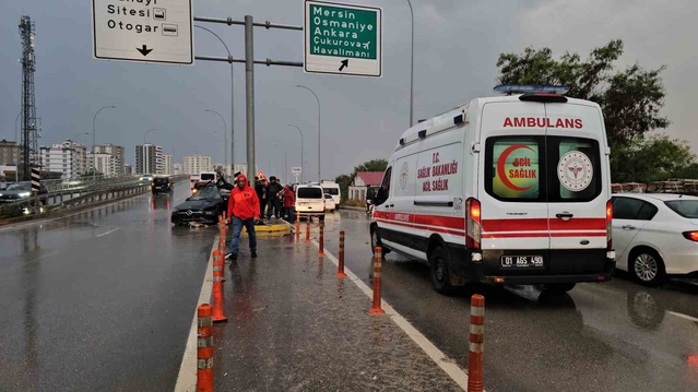 Adana Seyhan'da tabela direğine çarpan otomobilin 33 yaşındaki sürücüsü kurtarılamadı