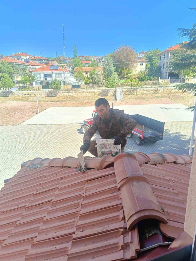 Afyonkarahisar Bolvadin'de muhtar hayırsever desteğiyle okulun çatısını onardı