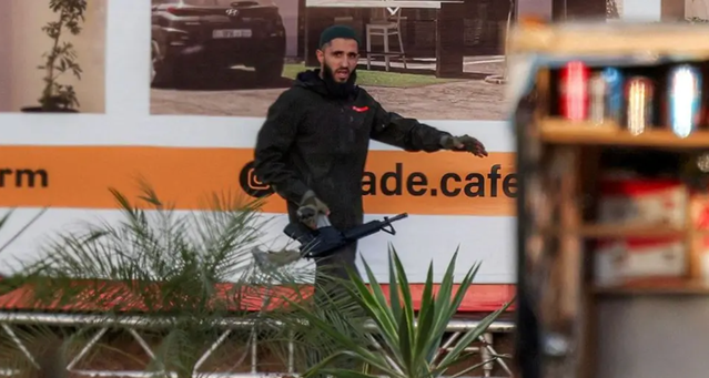 Batı Şeria'da kontrol noktasına silahlı saldırı: 5 İsrailli yaralandı, 2 saldırgan öldürüldü
