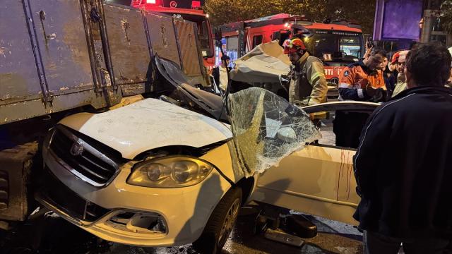 Beyoğlu'nda taksiye çarpan otomobil kamyonetin altına girdi: 3 yaralı