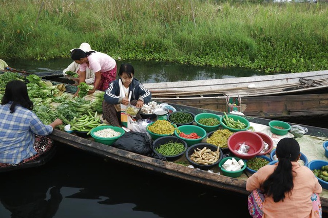 Myanmar'ın Inle Gölü'ndeki yüzen pazarda satıcılar teknelerde taze gıda satıyor