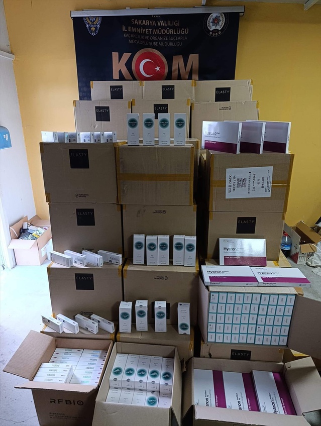 Sakarya Adapazarı'nda araçta 10 bin 700 gümrük kaçağı kozmetik ele geçirildi
