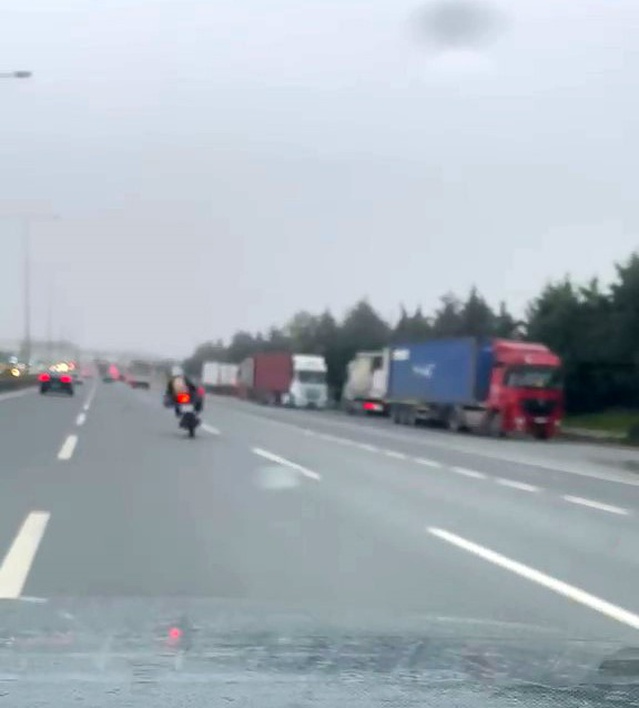 Sultangazi'de motosikletli yoğun trafikte zikzak çizerek güvenliği tehlikeye attı