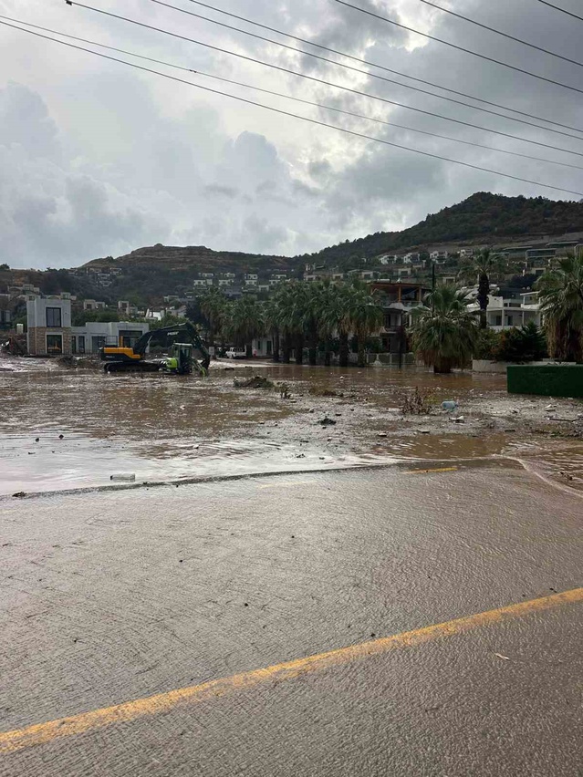 Bodrum'da sağanak Koyunbaba-Gümüşlük yolunu trafiğe kapattı, işyerini su bastı